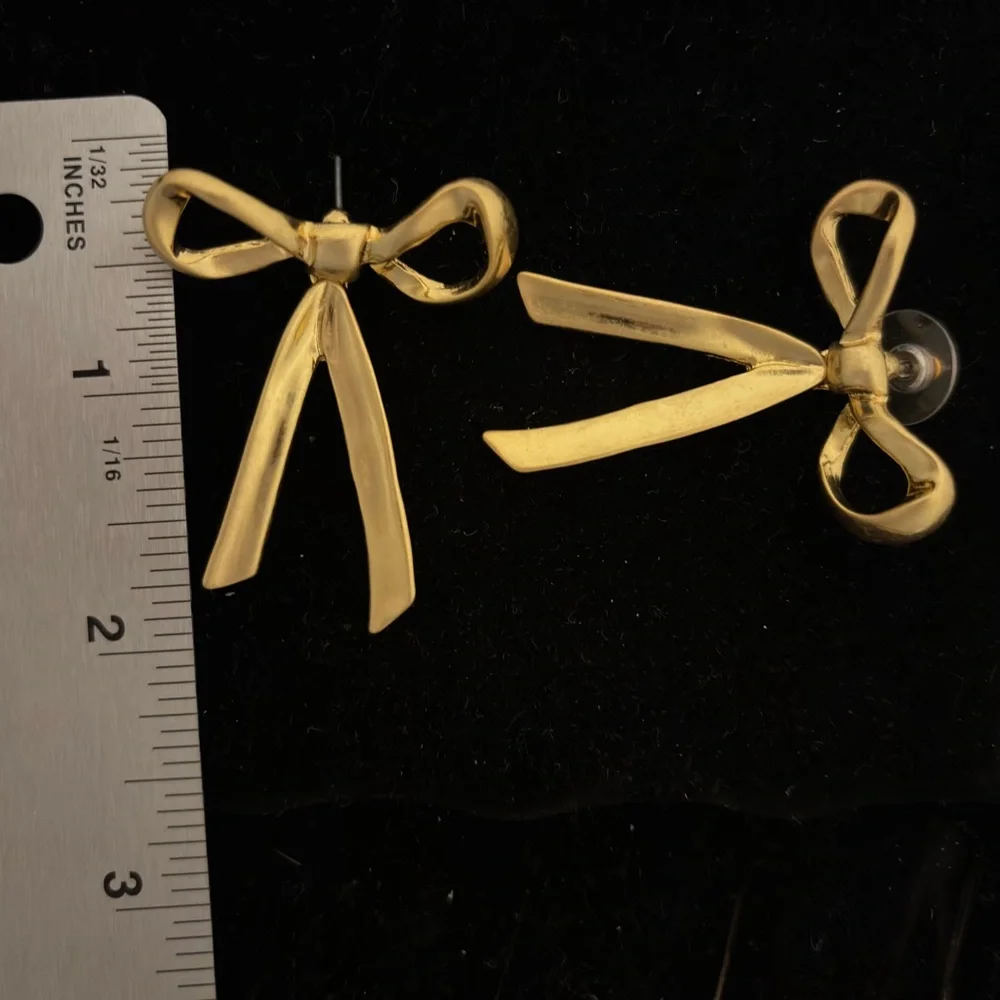 OSCAR DE LA RENTA • Simply Elegant Sculpted Mobile Vintage Bow Earrings